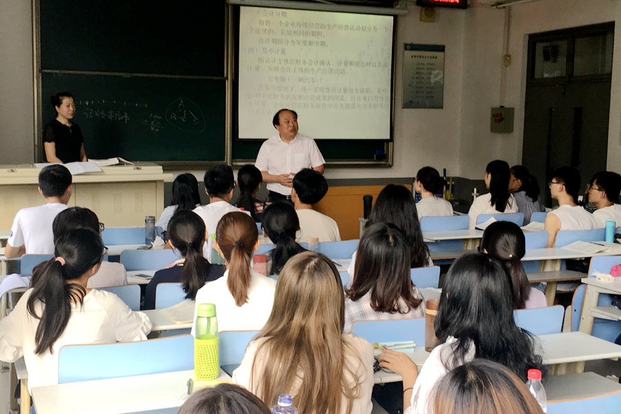 学校领导到经济学院课堂听课-山东大学经济学院